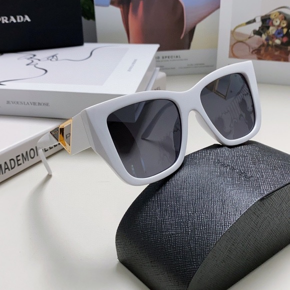 Prada's new white sunglasses - Picture 3 of 7